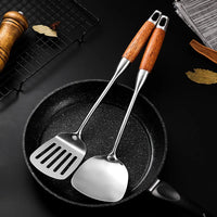 Spatules en inox et manche en bois.