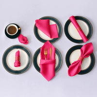 Serviettes de table chic en satin clair.