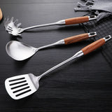 Spatules en inox et manche en bois.