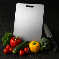 Planche de découpe en inox professionnel.