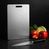 Planche de découpe en inox professionnel.