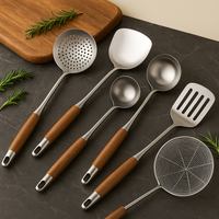 Spatules en inox et manche en bois.