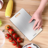 Planche de découpe en inox professionnel.