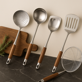 Spatules en inox et manche en bois.