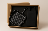 poele en fonte carré grill et son tablier de cuisine noir pour un coffret cadeau